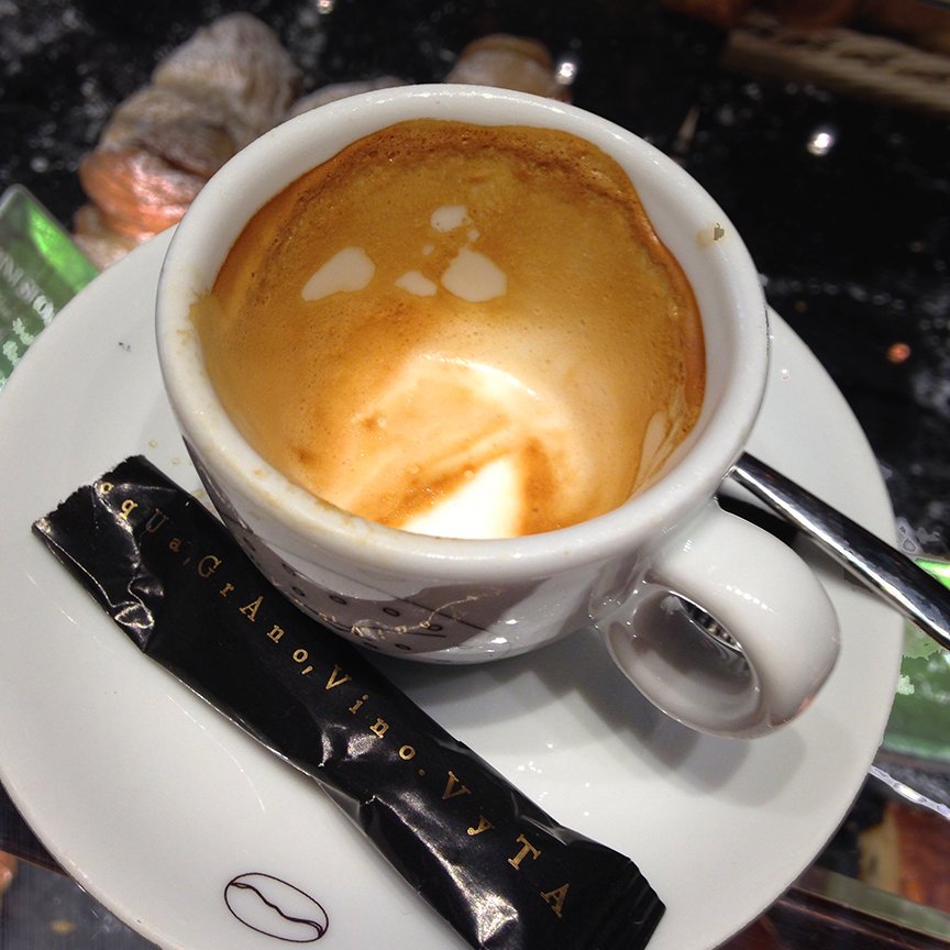 ClementeBotelho's tweet photo. Caffè Veloce… now that was fast! #italiancoffee #italiancaffe #onlyinitaly https://t.co/YspxnRisAf