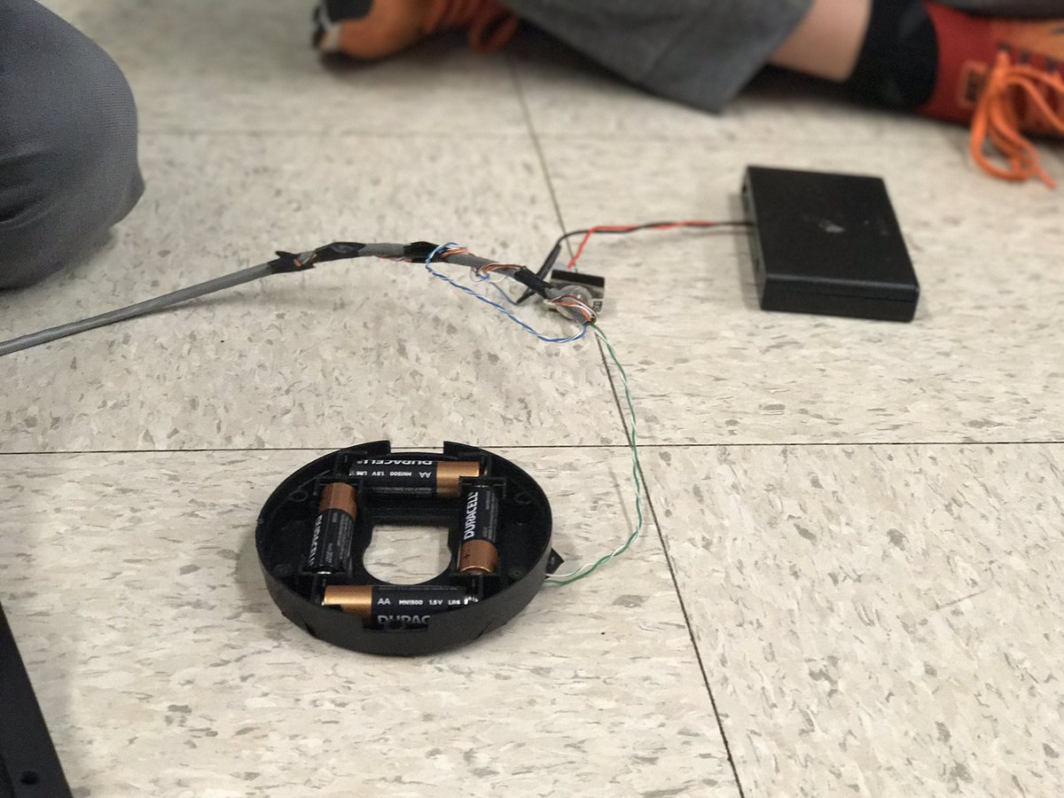 edUcation_frwd's tweet photo. #Hovercrafts on a Monday? Yes, please! #Soldering #Circuits #StudentProposal #STEaM #STEM @blg0416 @NSTA @nacol @Institute4PL @STEM_Saratoga https://t.co/C5SbjsjpAJ