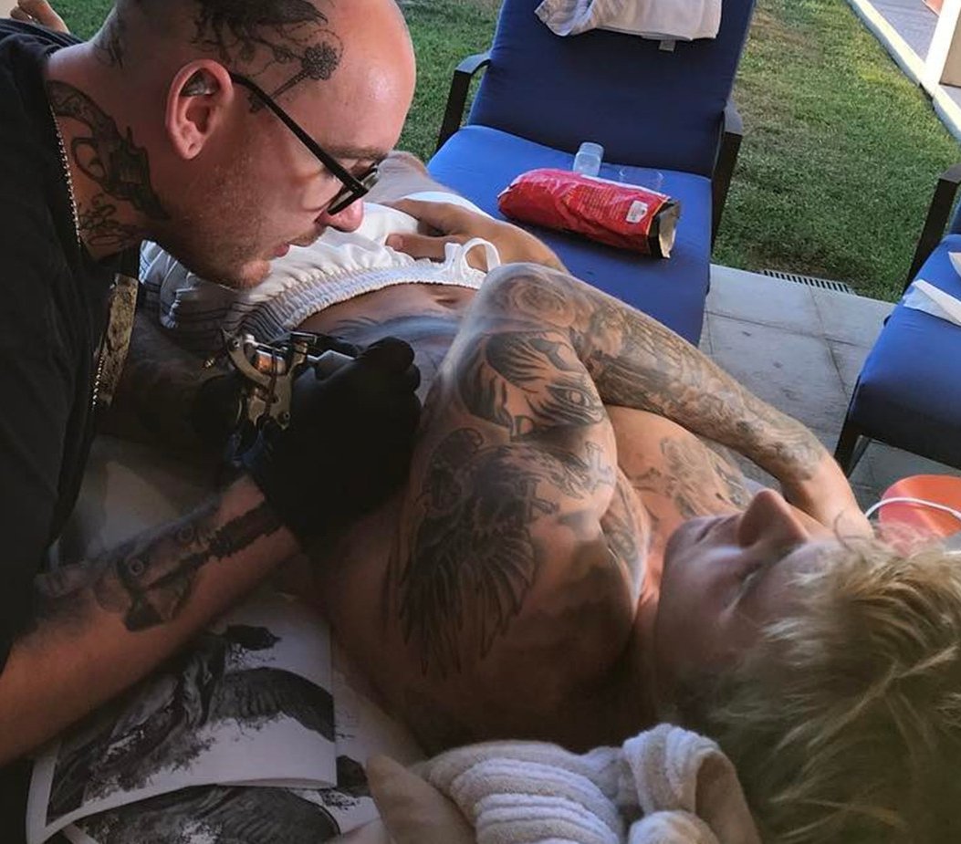 europa_fm's tweet photo. El tatuador de @justinbieber habla del significado del dibujo que tiene asustados a muchos fans #tattoo #Bierber 😱 https://t.co/afXFPw3K9a https://t.co/wm1AhHwWo6