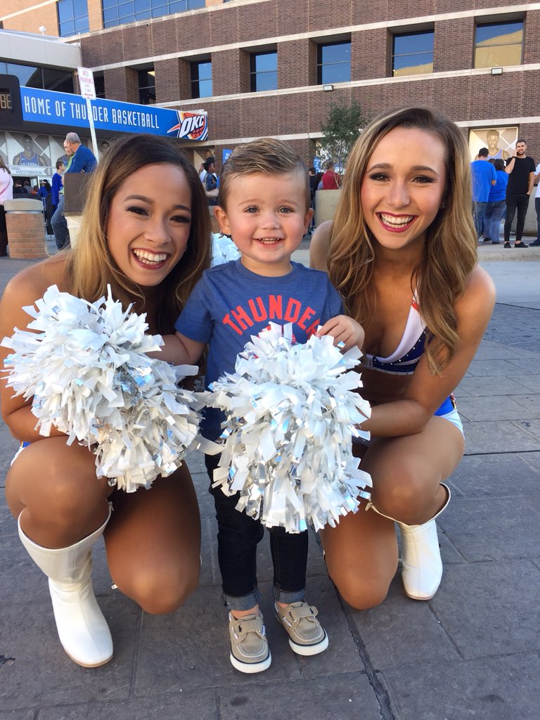 DustiCounts's tweet photo. @okcthunder Thunderin’ up w/ the thunder girls! #thunderup #pregamin https://t.co/uaGWuZkQYq