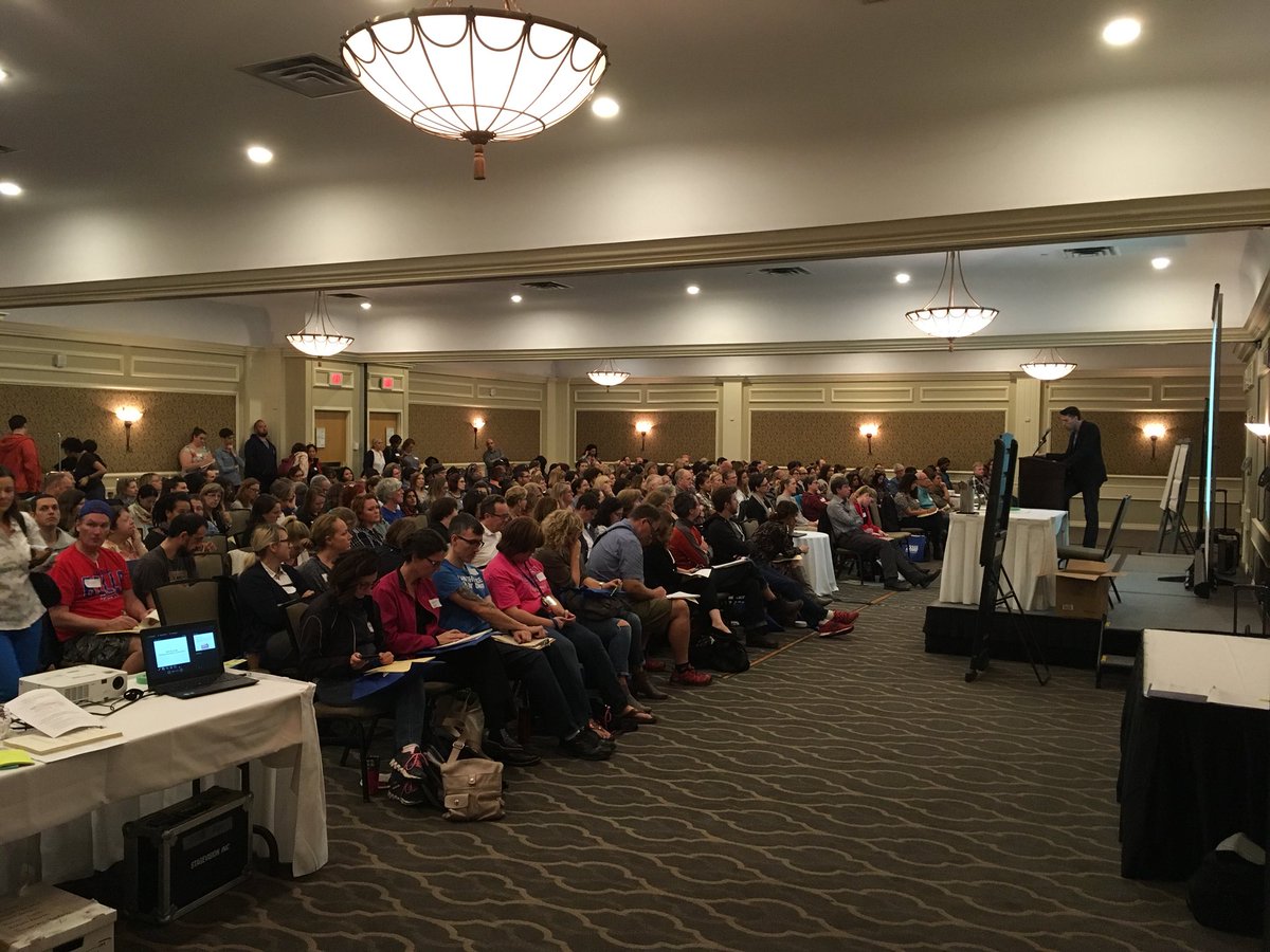 ElemTeachersTO's tweet photo. Hundreds of #ETTStewards in attendance at our #StewardTraining learning about mapping relationships in the community & building power. https://t.co/tMkDGWAP4p