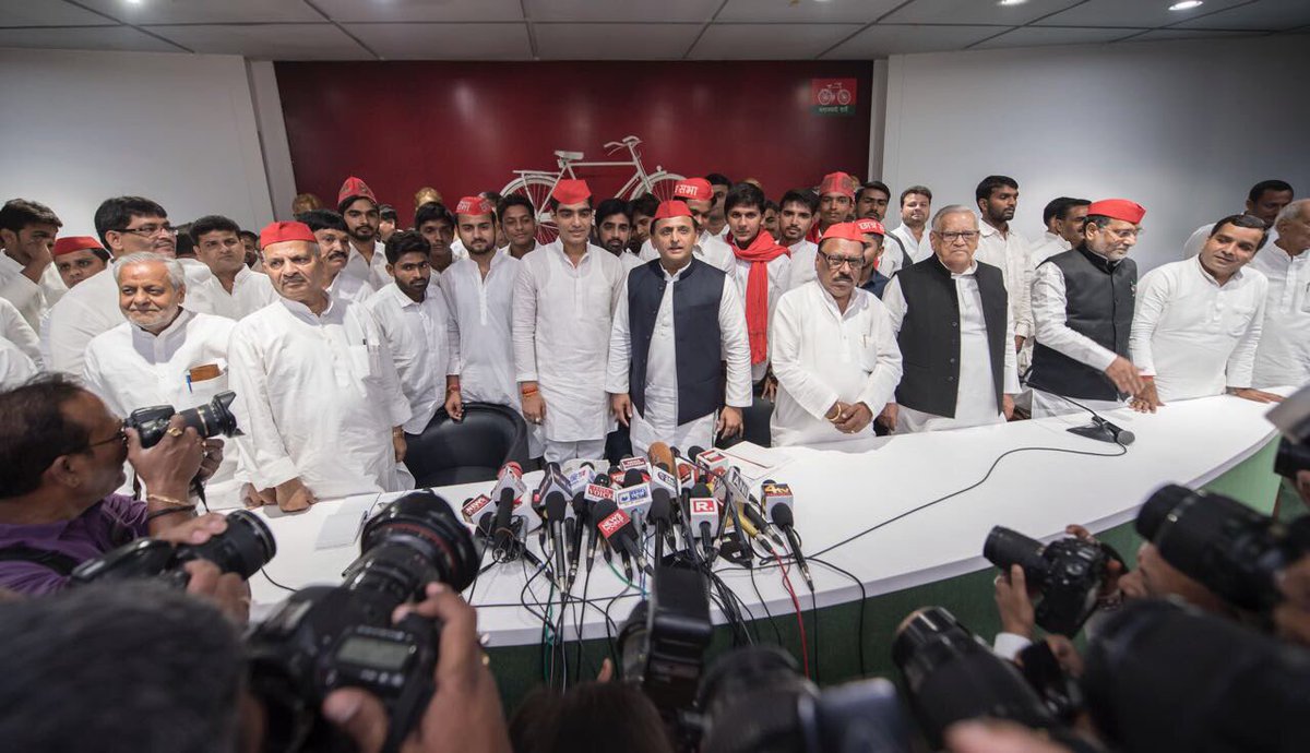 yadavakhilesh's tweet photo. इलाहबाद यूनिवर्सिटी छात्र संघ के नव निर्वाचित पदाधिकारियों के साथ। https://t.co/en7O9kXIMo