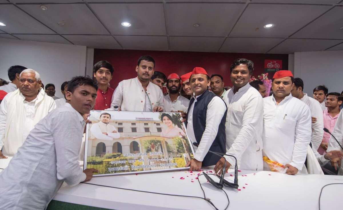 yadavakhilesh's tweet photo. इलाहबाद यूनिवर्सिटी छात्र संघ के नव निर्वाचित पदाधिकारियों के साथ। https://t.co/en7O9kXIMo