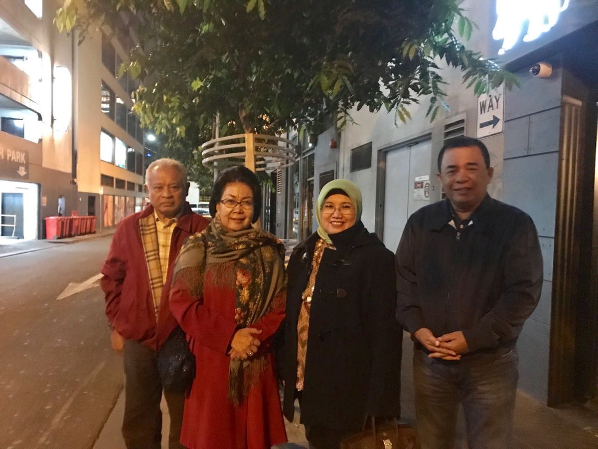 Selamat Mas Purnomo Yusgiantoro, Putri bungsu Sdh Phd jg, menyusul 2 kakaknya yg jg Phd. Bangga yg ayahnya Prof dan Phd..