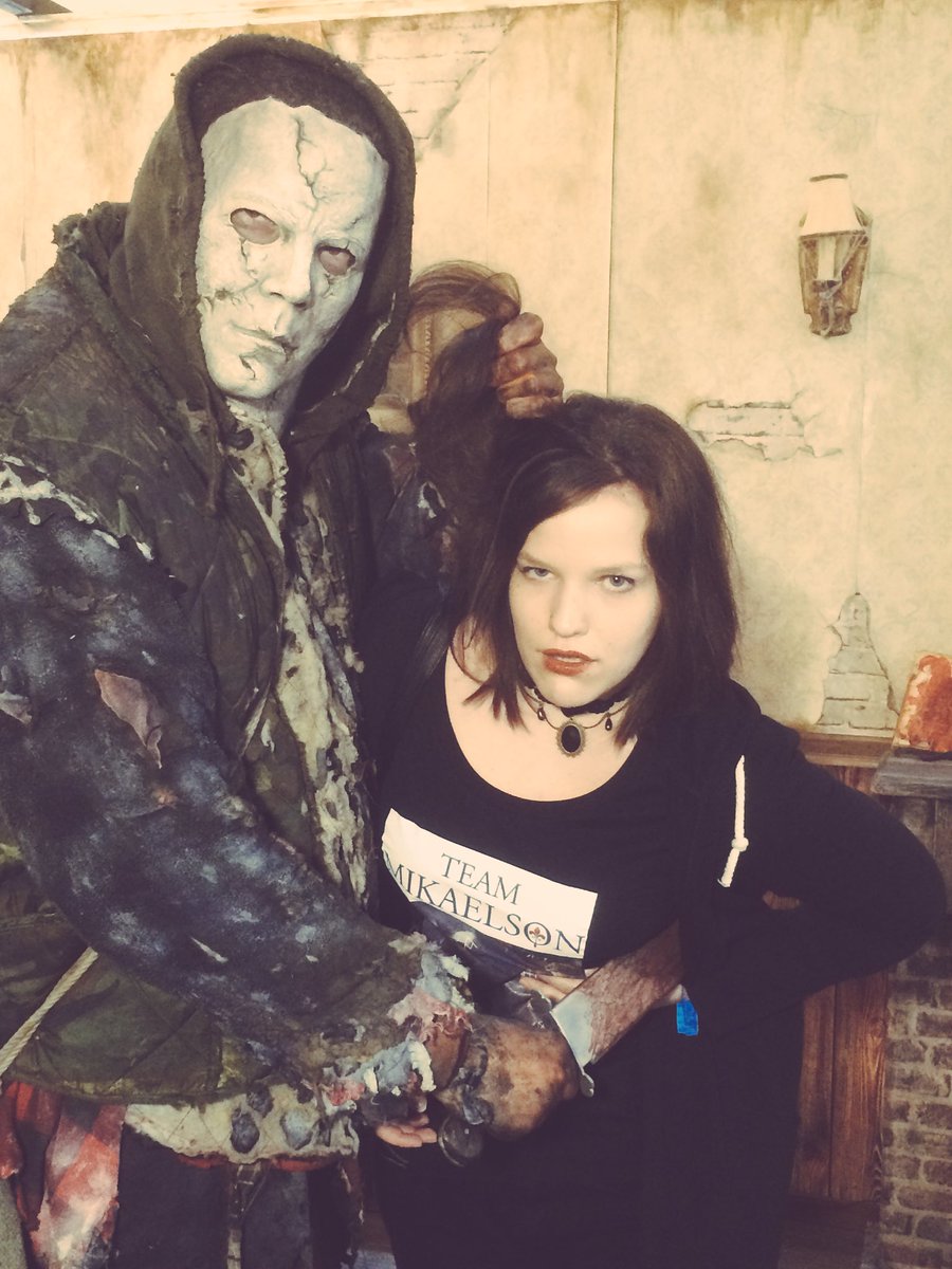 JanineFranz2's tweet photo. He want kill me!! Damn what is this!?!? This is a knife in my Belly #killer #Fearcon #photography #photoshoot #horrorselfie #Horror #photo https://t.co/YzB50EyDFu