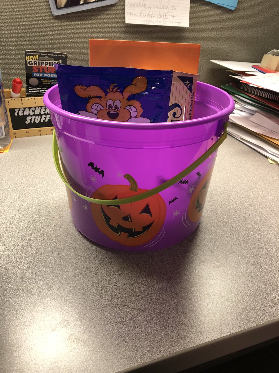 woconnor212's tweet photo. Great way to start a Monday! I’ve been booed! #khscdrak #KHSCDCommit https://t.co/XS9fZ4lWNh