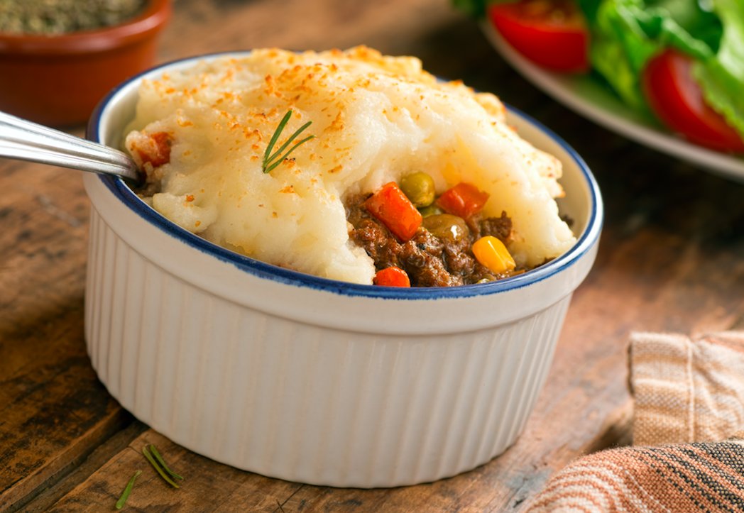 Harte_andGarter's tweet image. Monday means: Cheesy Shepherd’s Pie! Enjoy minced lamb in rich gravy, topped with melted cheese, whipped potatoes and veg! #DailyDining