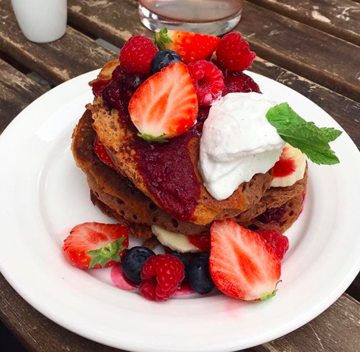 RetreatKitchen's tweet photo. #Vegan #Pancakes! Our famous pancake stack with fruit coulis, coconut yoghurt &amp; fresh fruit #plantbased https://t.co/XUtatXyuOs