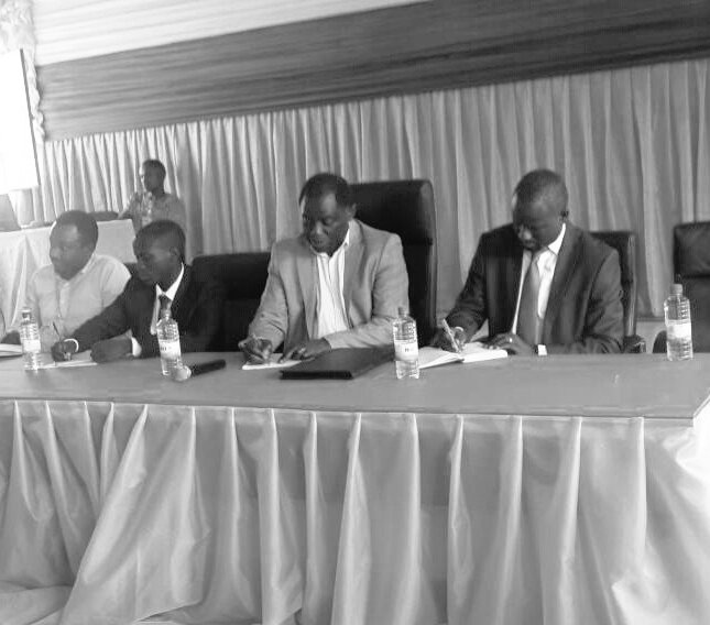 Kanyamupira's tweet photo. Mu Karere ka @RuhangoDistrict Ministiri @F_nsengiyumva yafunguye inama y'iminsi 3 ku ivugururwa mu buhinzi bw'Imyumbati #CassavaWeek #Rwanda https://t.co/crKvFwyaPo