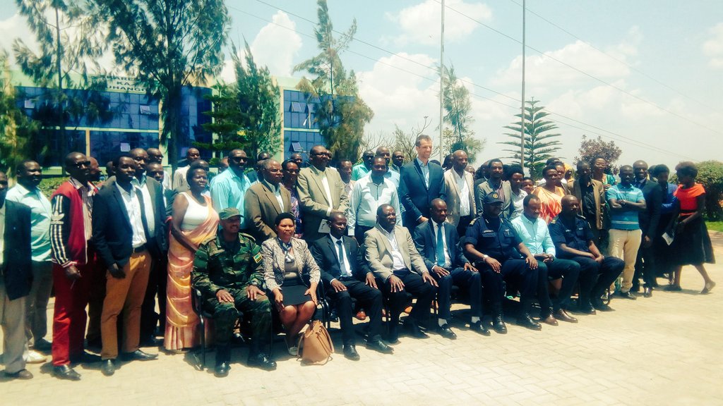 Kanyamupira's tweet photo. Mu Karere ka @RuhangoDistrict Ministiri @F_nsengiyumva yafunguye inama y'iminsi 3 ku ivugururwa mu buhinzi bw'Imyumbati #CassavaWeek #Rwanda https://t.co/crKvFwyaPo
