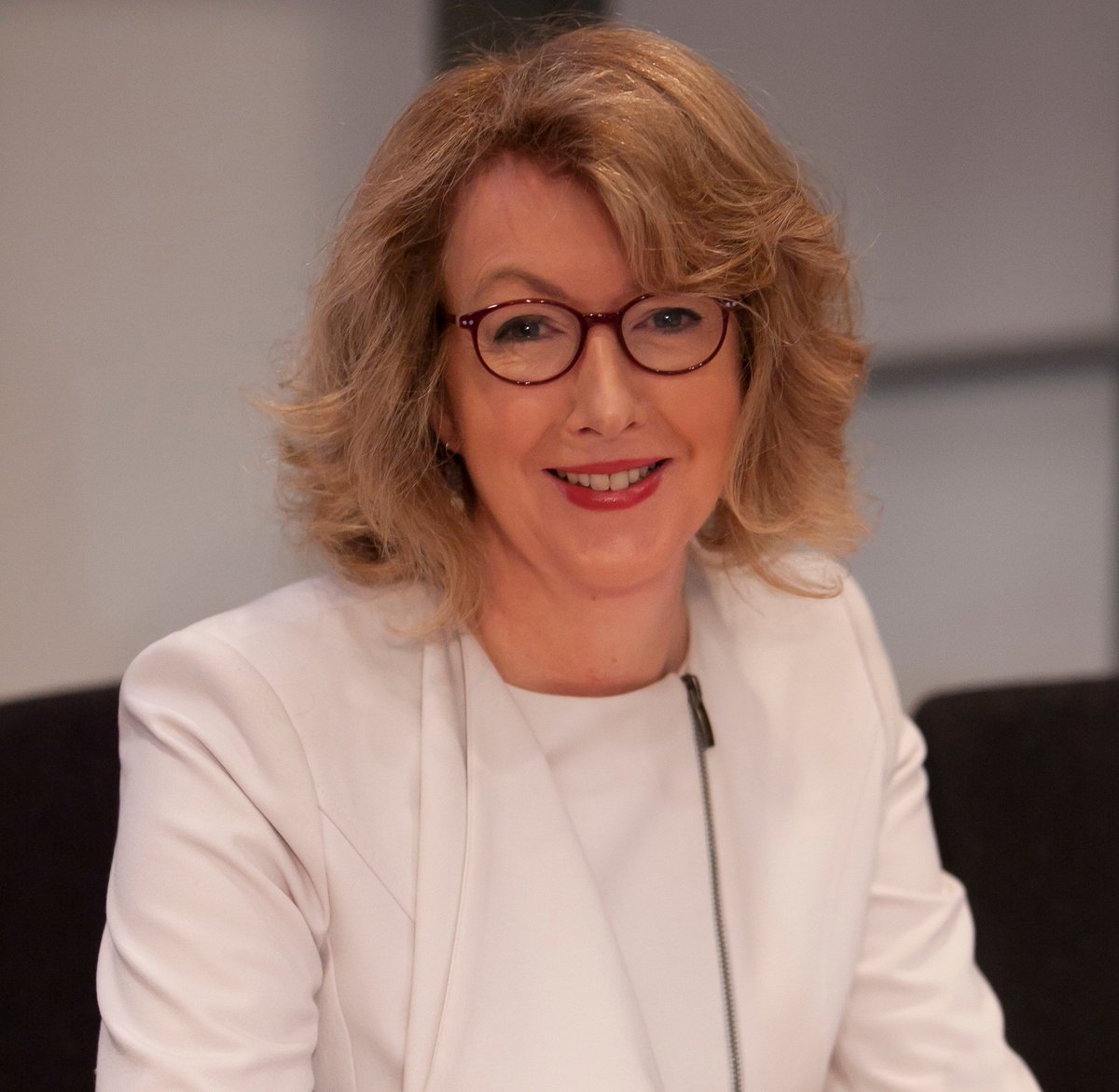 manufuture2017's tweet photo. Chairperson of the #manufuture207 is the award-winning Irish journalist, Karen Coleman #Industry40 https://t.co/uB3yCr8lNA