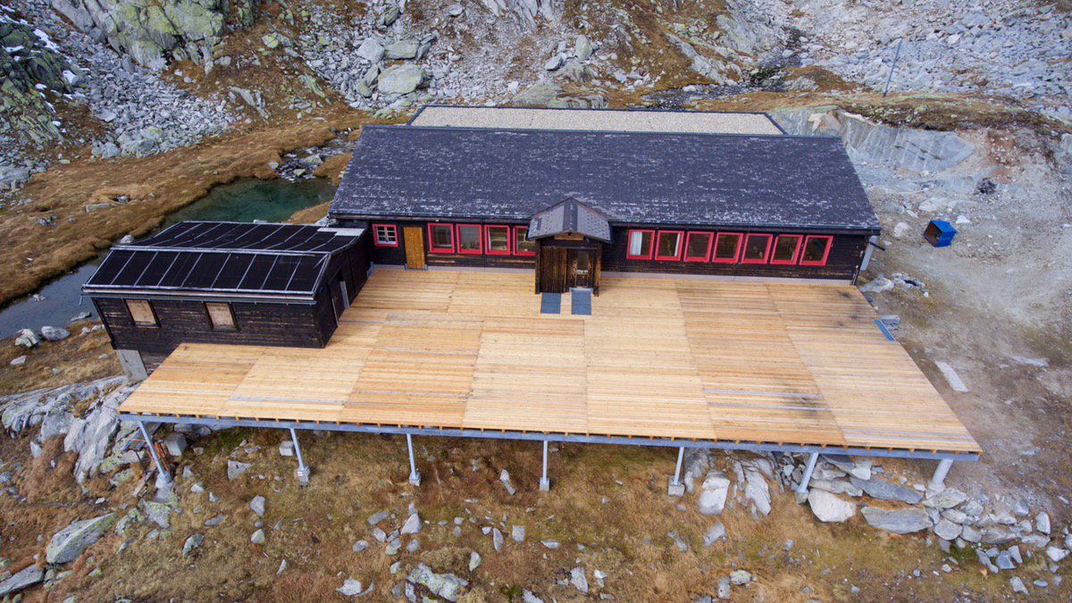 vivadisentis's tweet photo. Vor dem #Schnee – die neue Terrasse von @disentis3000 in Lai Alv nimmt Gestalt an. #laialv @disentis #winter #skifahren https://t.co/TPZbILnalK