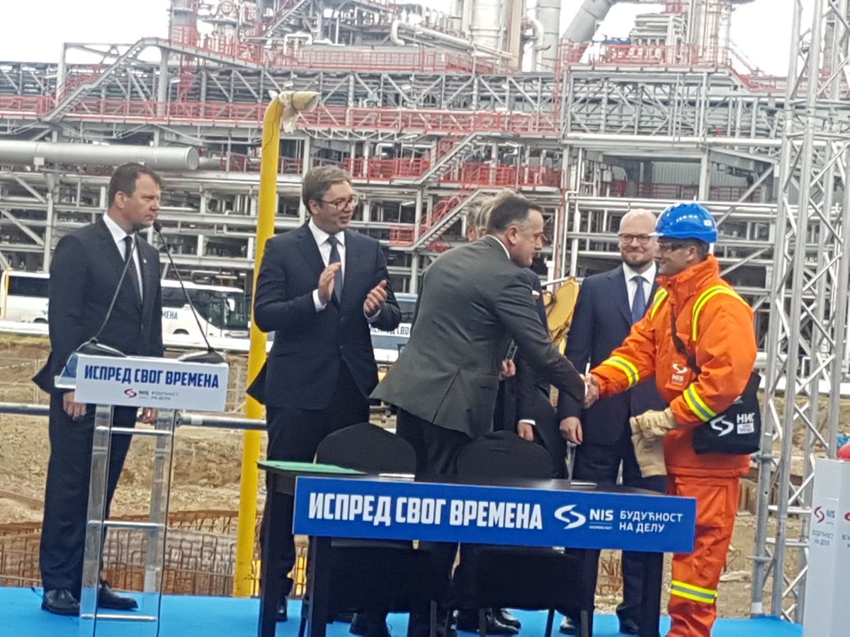 MiningEnergyRS's tweet photo. Predsednik @avucic i ministar @AAnticBG na obeležavanju početka projekta "Duboka prerada"- ključna investicija u modernizaciji "Rafinerije" https://t.co/zD1qOkGrcJ