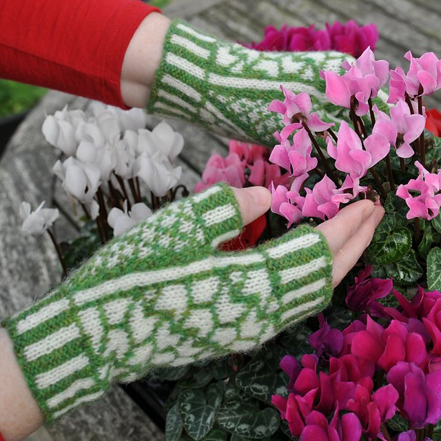 knitmastery's tweet image. We love @LiterallyYarn’s Gridwork Mitts. Would you knit them matching or fraternal? #strandedcolorwork  knitmastery.com/shop/glove/gri…
