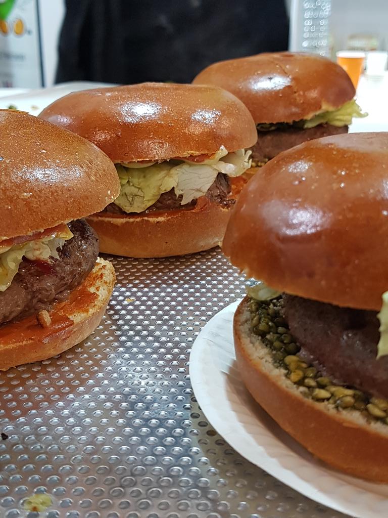 Une petite faim? Il est encore temps de goûter un bon petit burger sur le stand J68 #boulangerielangelus #painbio