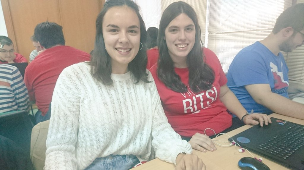 daiesicr's tweet photo. ¡Aquí tenemos a unas grandes futuras promesas de la programación, nuestras chicas son increíbles! #HackatonESI #Talentum https://t.co/58dQUI3Uca