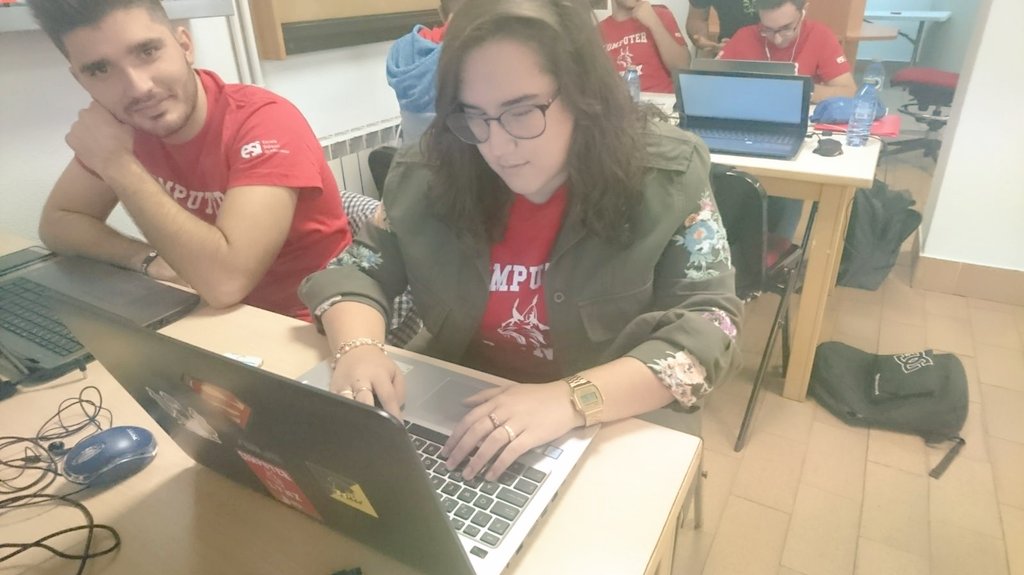 daiesicr's tweet photo. ¡Aquí tenemos a unas grandes futuras promesas de la programación, nuestras chicas son increíbles! #HackatonESI #Talentum https://t.co/58dQUI3Uca