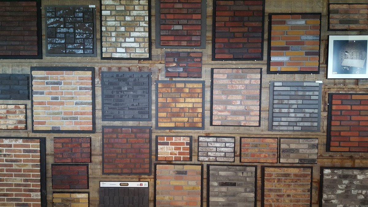 Onze steen en pannen showroom krijgt steeds meer gestalte. Onze panelen wand hoe mooi kan baksteen zijn <a href="/Altenasteen/">Altena Steenhandel</a>