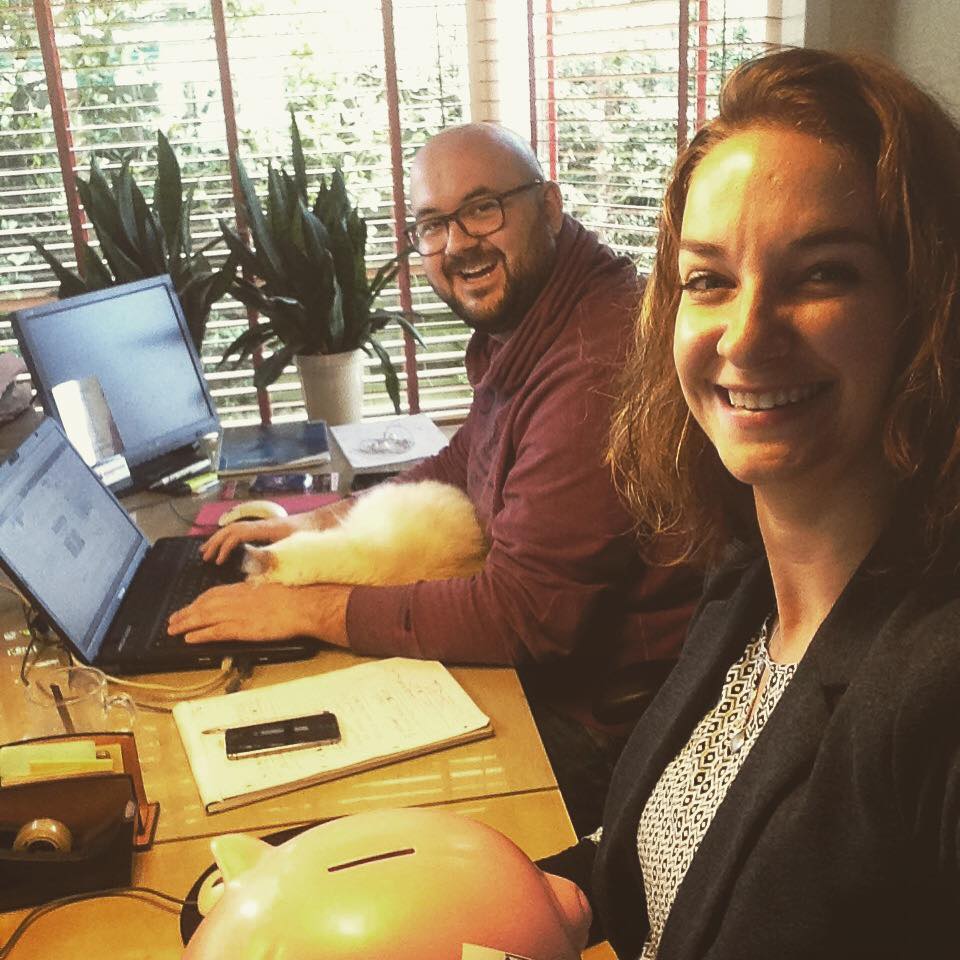 powerteamtest's tweet photo. Working with the help of cat Alhasa and the Pig of the Pig run challenge #assessments #officecat  #seriousrequest #localbusiness #apeldoorn https://t.co/ZZmPtKcO9E