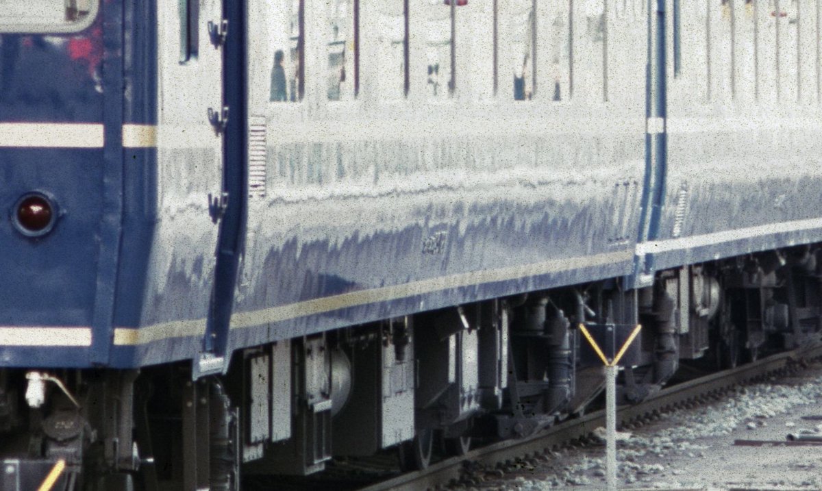 日本海2号が発車した3番線には、次に「鳥海」が入線してきます。この日は珍しく1号車が外付け雨樋、白Hゴムのオハネフ25-100でした。よく目を ...
