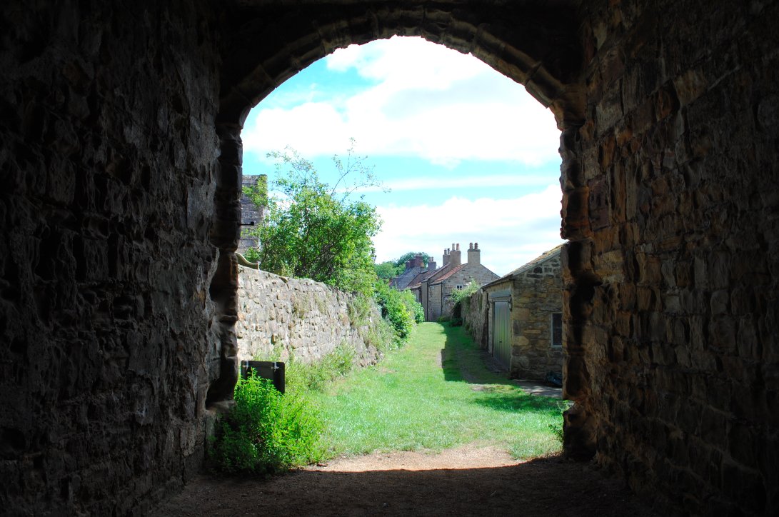 CumbrianEm's tweet photo. The manor at Tanfield passed to Elizabeth Parr in 1513. #Yorkshire #History #Heritage #Architecture #EnglishHeritage #Towers https://t.co/SAT6NPPdah