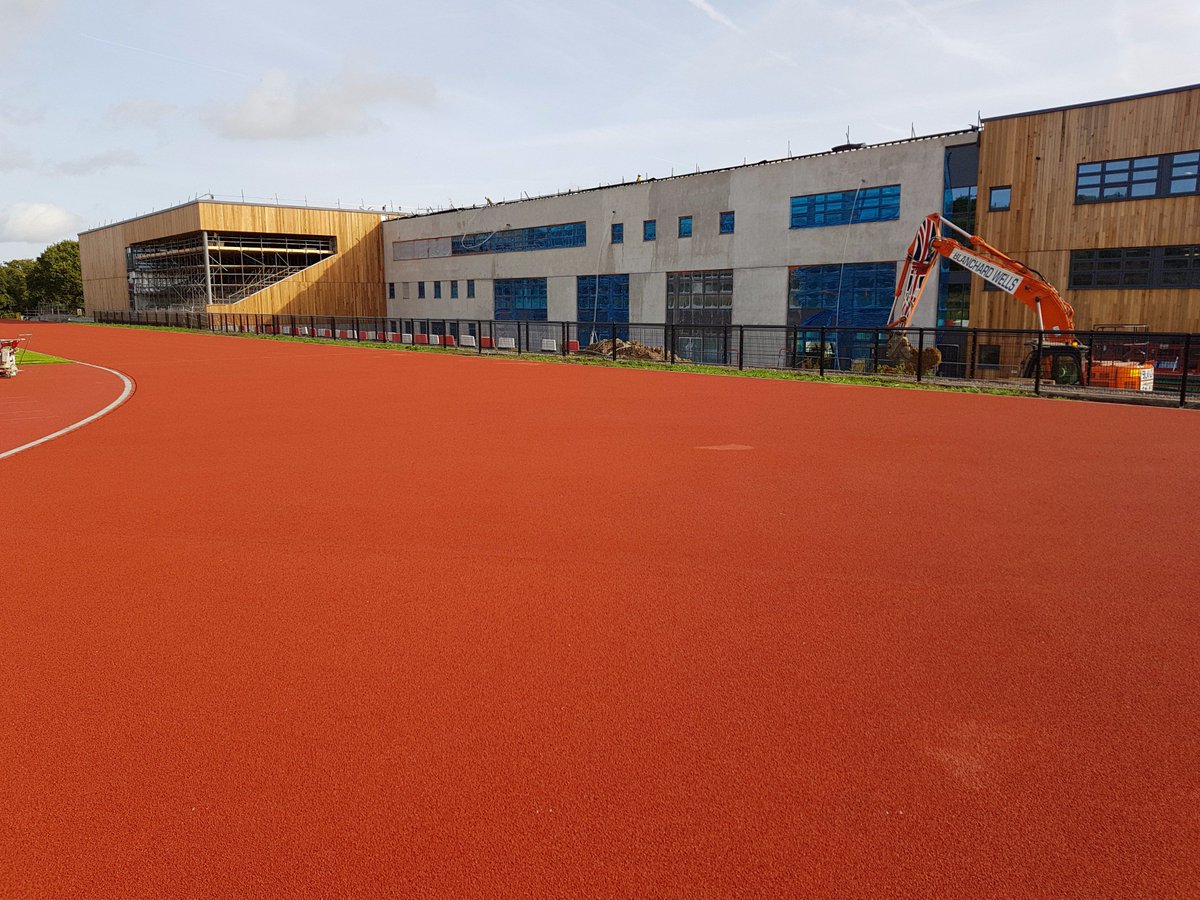 WhiteLineServ's tweet image. Another day, another blank canvas. Looking forward to completing the #linemarking on this track @SmithSportsCivi @SAPCA #hoevalley #athletic