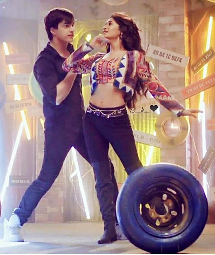 sania_agrawal2's tweet photo. Akhiyn milaun kbi akhiyn churaun #ShivangiHits1M @momo_mohsin @shivangijoshi10 @TeamShivangiJ https://t.co/H2ddWmURcR