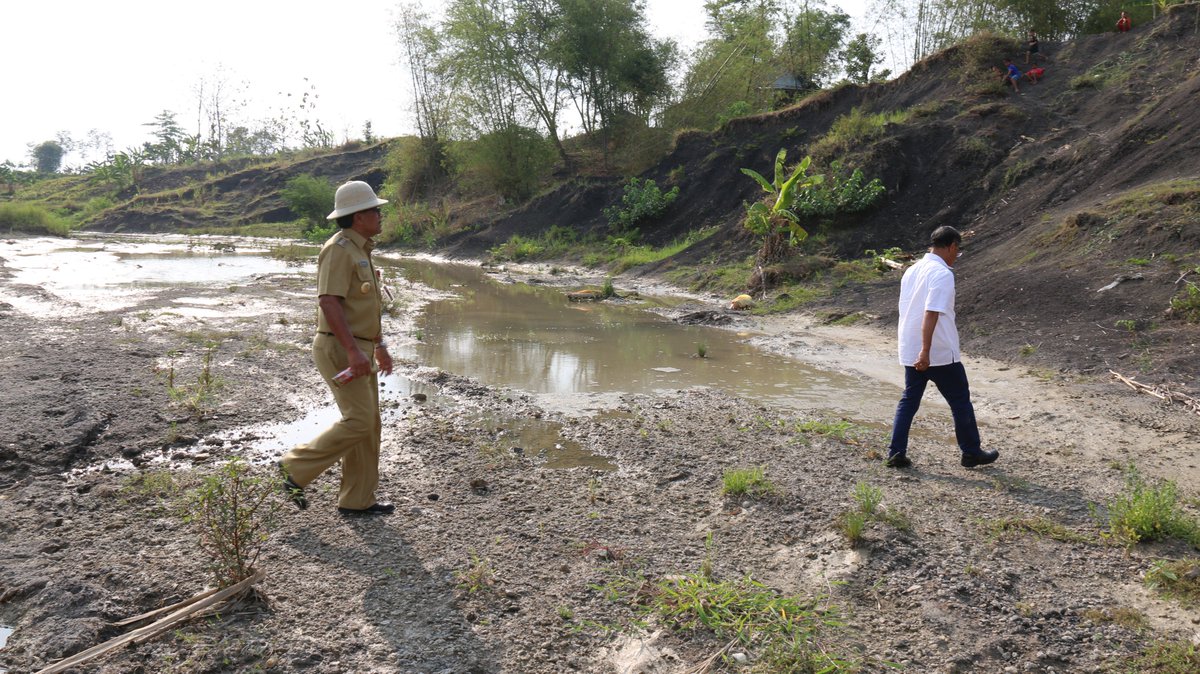 Bupati <a href="/Djoko_Arief/">Bupati&Wabup Blora</a> bersama Tim @bbwsbsolo meninjau lokasi rencana pembangunan embung di wilayah Blora Selatan, semoga disetujui <a href="/KemenPU/">Kementerian PU</a>