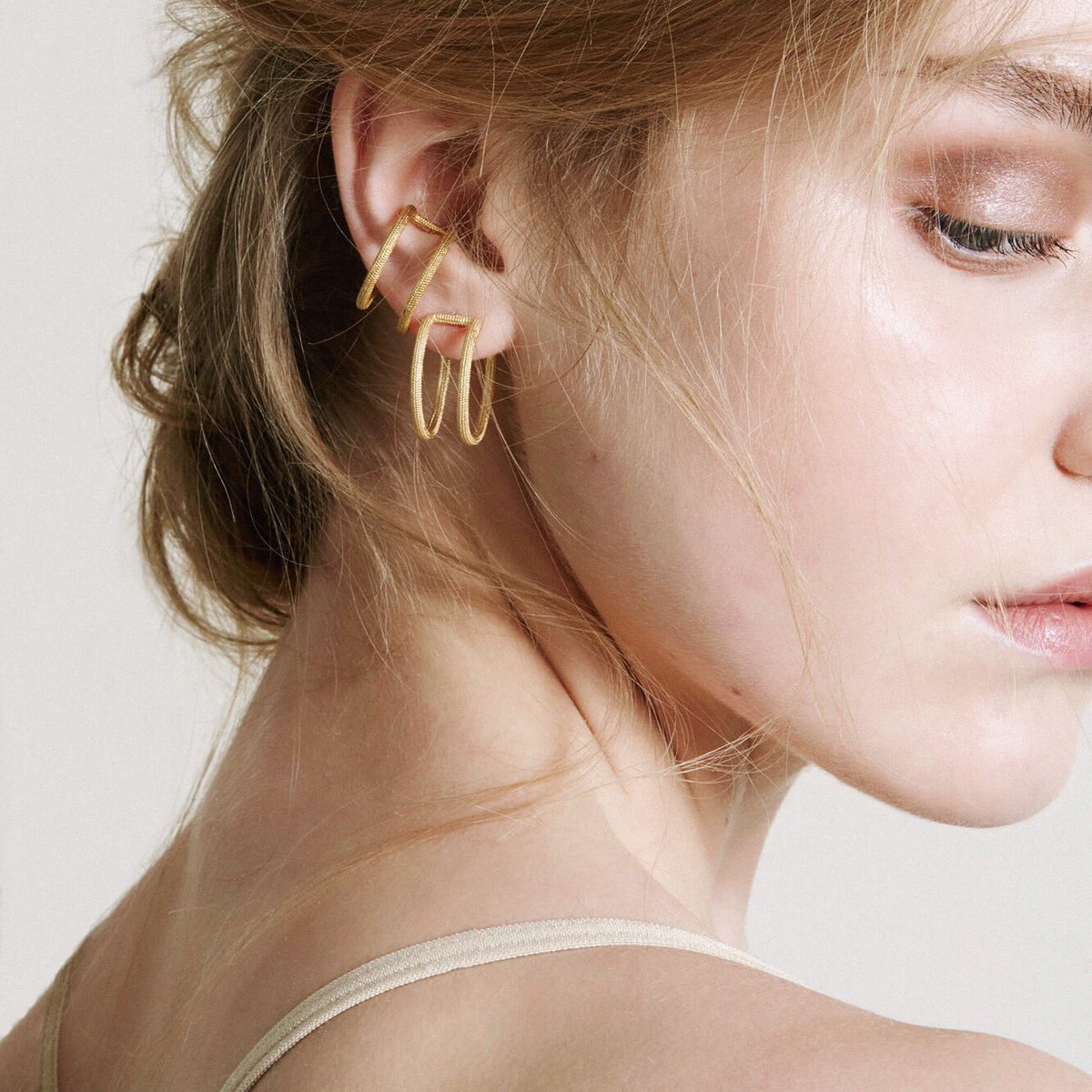 rosiekent_'s tweet photo. These double hoops have magical Monday powers!
#doublehoops #hoops #earrings #jewellery #texture #earcuff https://t.co/OOcsXLNhwi