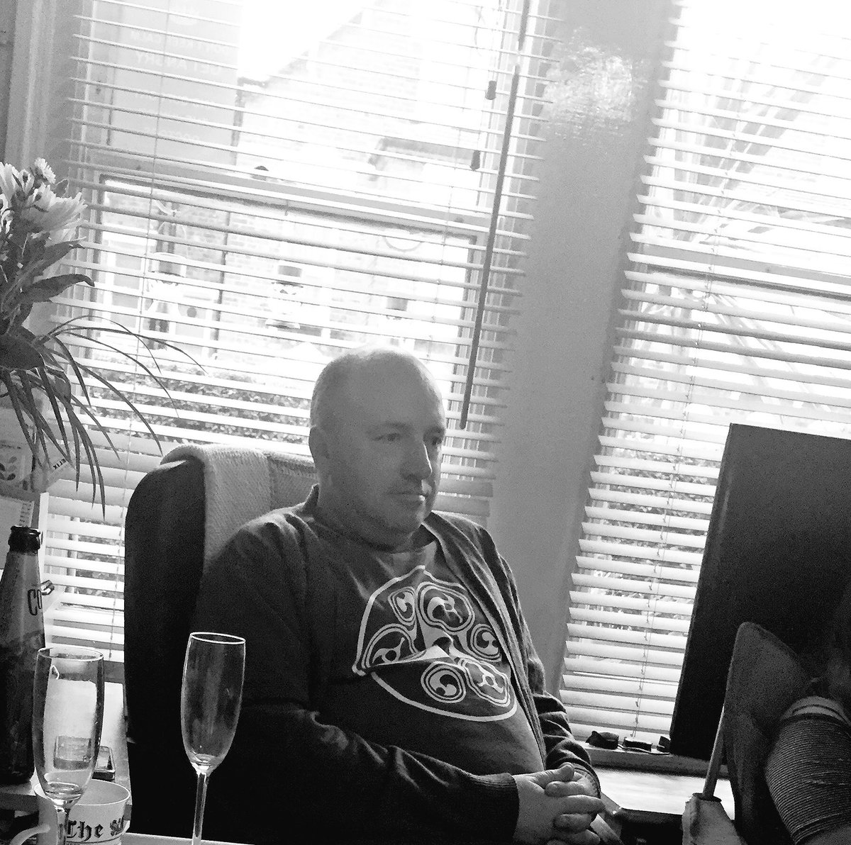 Happy birthday to my brother Paul <a href="/mrhunt1/">Paul Hunt</a> on a plane to US as we tweet- have a good trip 😀