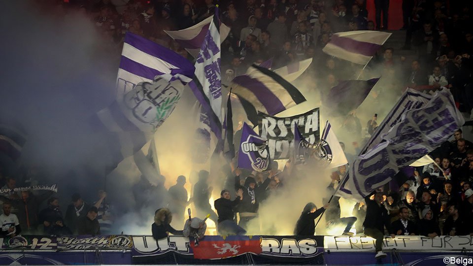 sporza's tweet photo. .@rscanderlecht moet 7.000 euro betalen omdat fans vuurwerk afsteken in Beieren #bayand #cl https://t.co/jHqlLhAnV0