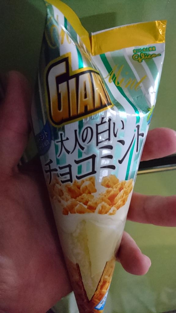 Tanosimi3500's tweet photo. はい、ヤバい
#QUICKCharge3.0 とか
こう言う画期的な目新しい物に
目が無いんです
#ジャイアントコーン
#白いチョコミント
#フルーツとハーブのお酒
#白ぶどうとエルダーフラワー https://t.co/afHo40WskF