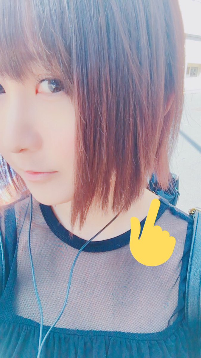 트위터의 秋田知里 仮面ライダーgirls 님 髪長い 時は基本巻いてたから気にならなかったけど ショートにして常にストレートでいることが増えて 寝癖が気になる 笑 この前も後ろの一部だけ跳ねてた 笑