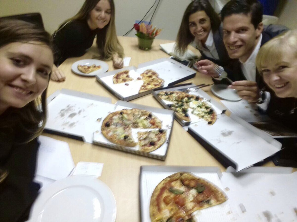 SarahTennant9's tweet photo. #london #salesmission with @Laurieweber75 @SANAHotels thanks @EventfulClaire #workinglunch #pizza #portugal @hotelrepublic @Joaobelchior7 https://t.co/pTA11p2AbA