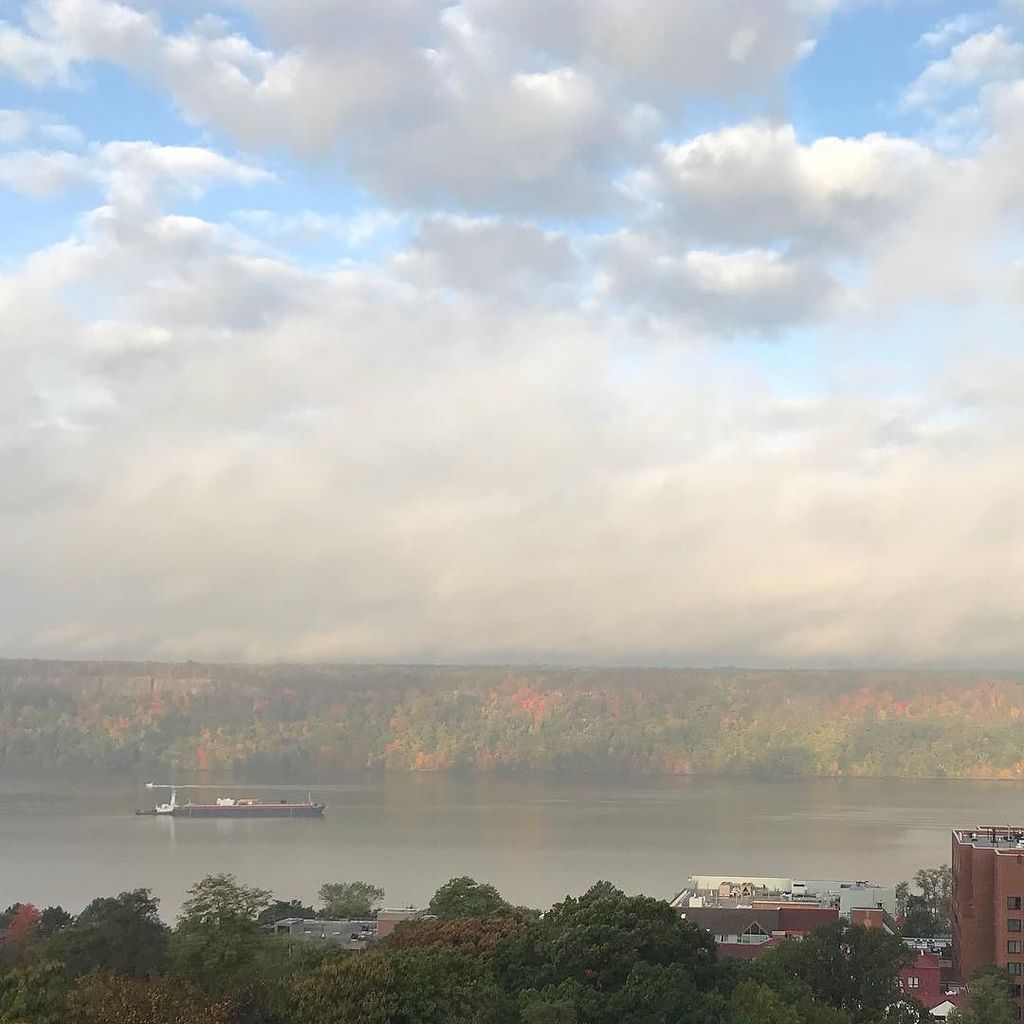 Beautiful fall morning view #fall #fallfoliage #hudsonriver #hudsonriverviews #goodmorning #boats #riverdale #rive… ift.tt/2gCQd5B