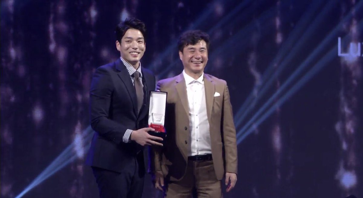 ymmrykk's tweet photo. @2AMCHANGMIN 20171023 LMBA STAR 수상식 생중계 캡쳐 https://t.co/kZuln3aer0