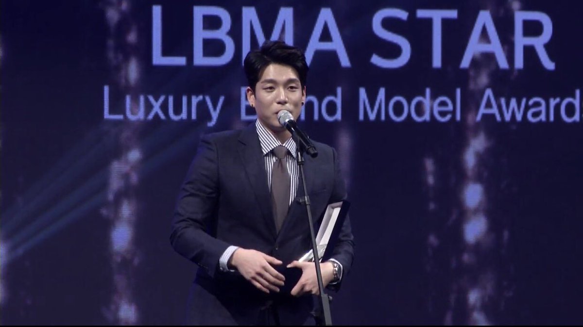 ymmrykk's tweet photo. @2AMCHANGMIN 20171023 LMBA STAR 수상식 생중계 캡쳐 https://t.co/kZuln3aer0