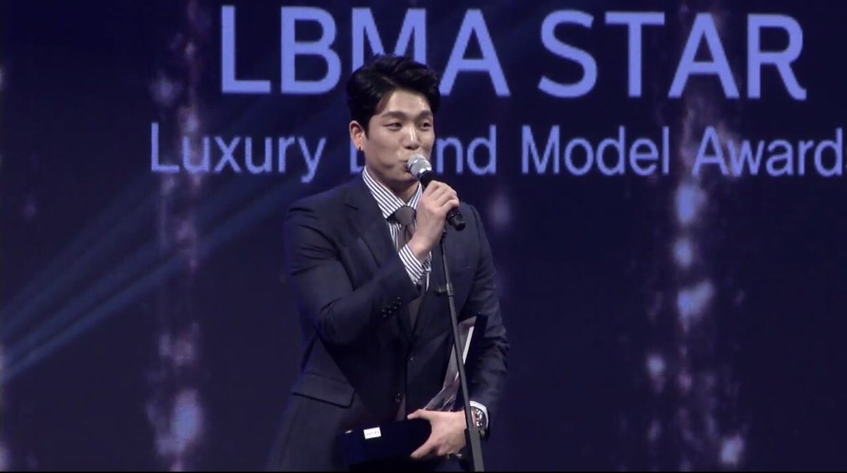 ymmrykk's tweet photo. @2AMCHANGMIN 20171023 LMBA STAR 수상식 생중계 캡쳐 https://t.co/kZuln3aer0
