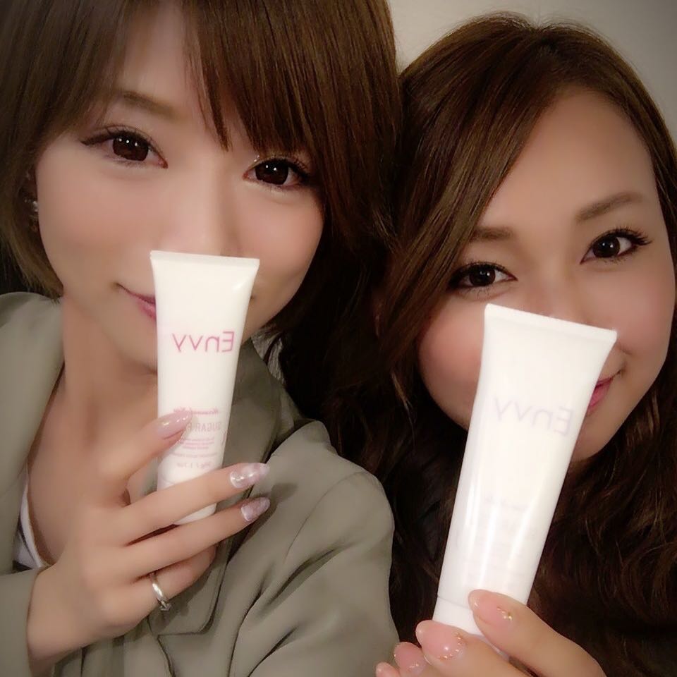 sugarfeel_lens's tweet photo. ひと塗りした瞬間から優しい香りに包まれ肌を保湿してくれる💕
これからの季節頼りになるボディークリーム😏👍🏻
@sugarfeel_lens #sugarfeel #シュガーフィール #ボディクリーム #Envy #mermaidkiss #loveholic https://t.co/Sl3zxjCG57