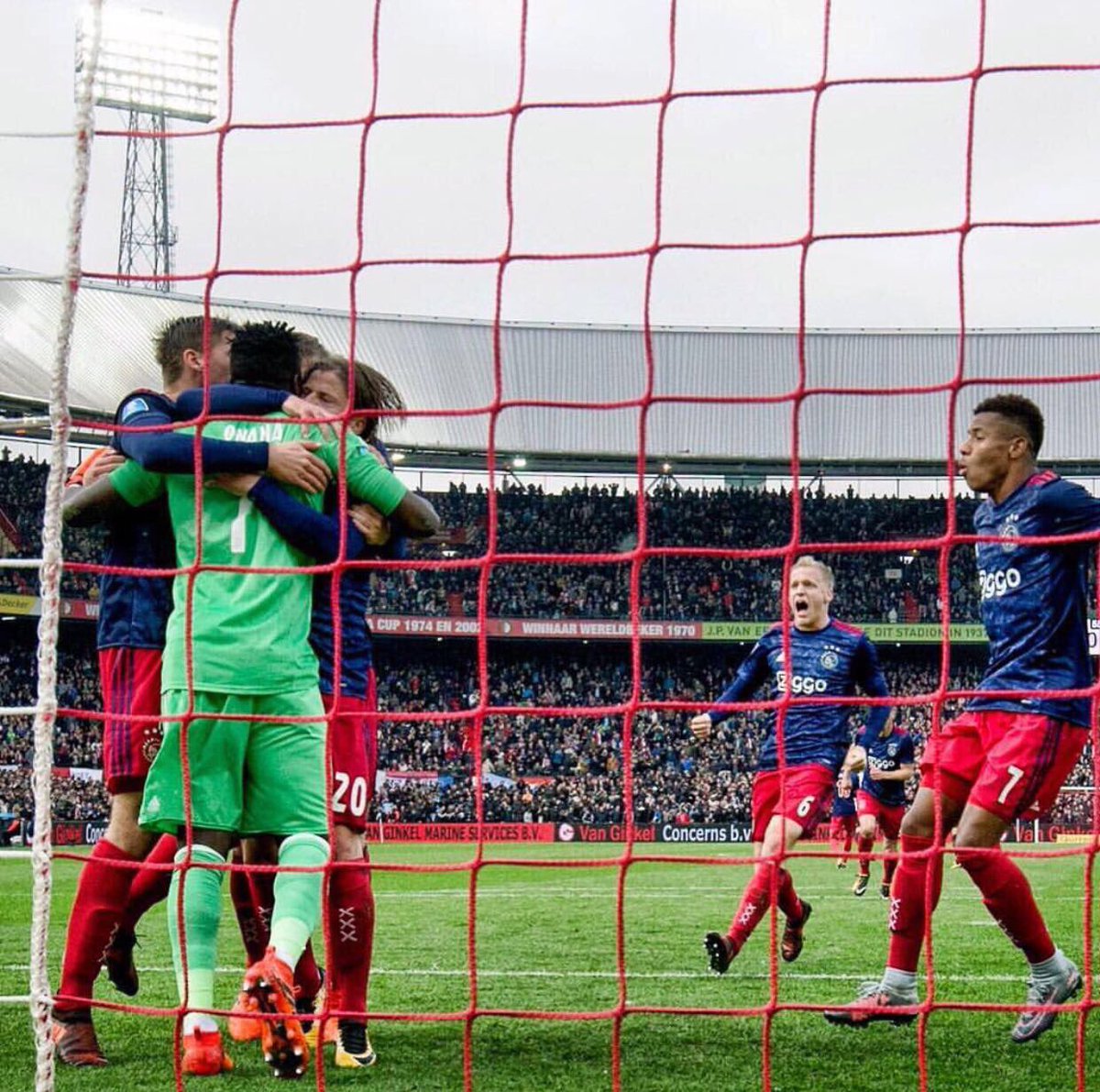 AndreyOnana's tweet photo. The power of a TEAM 💪🏿 @AFCAjax https://t.co/pdjVFeAaPa