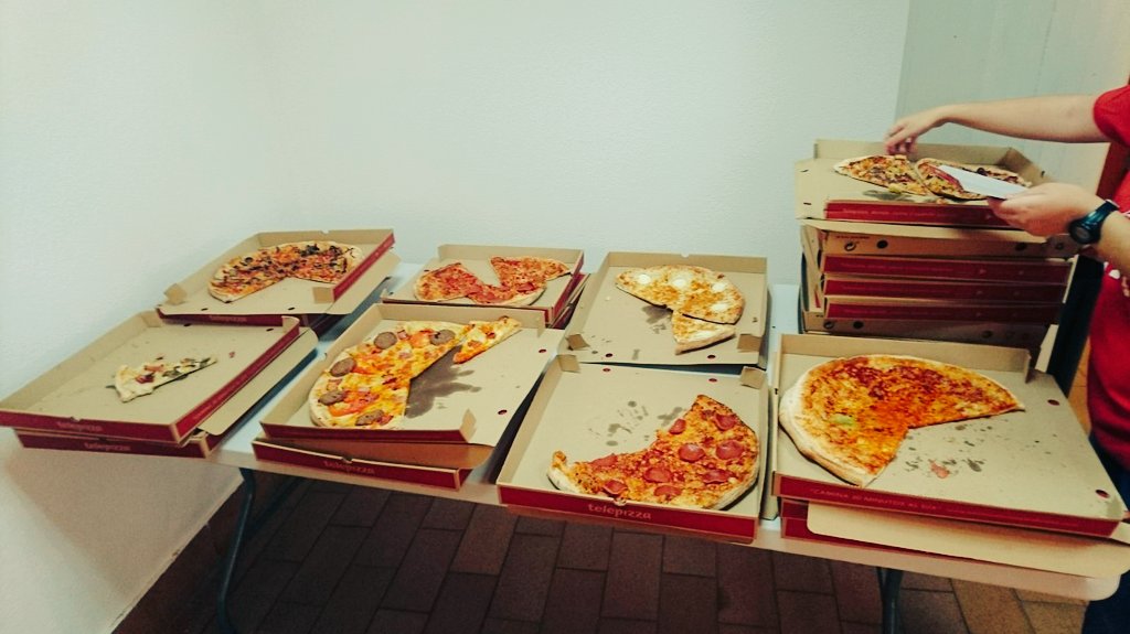 daiesicr's tweet photo. 🍕 Ñam, ñam... ¡No queremos que paren las pizzas ni los códigos en la #HackatonESI! #Talentum 🍕 https://t.co/ZtfBjnLfw0