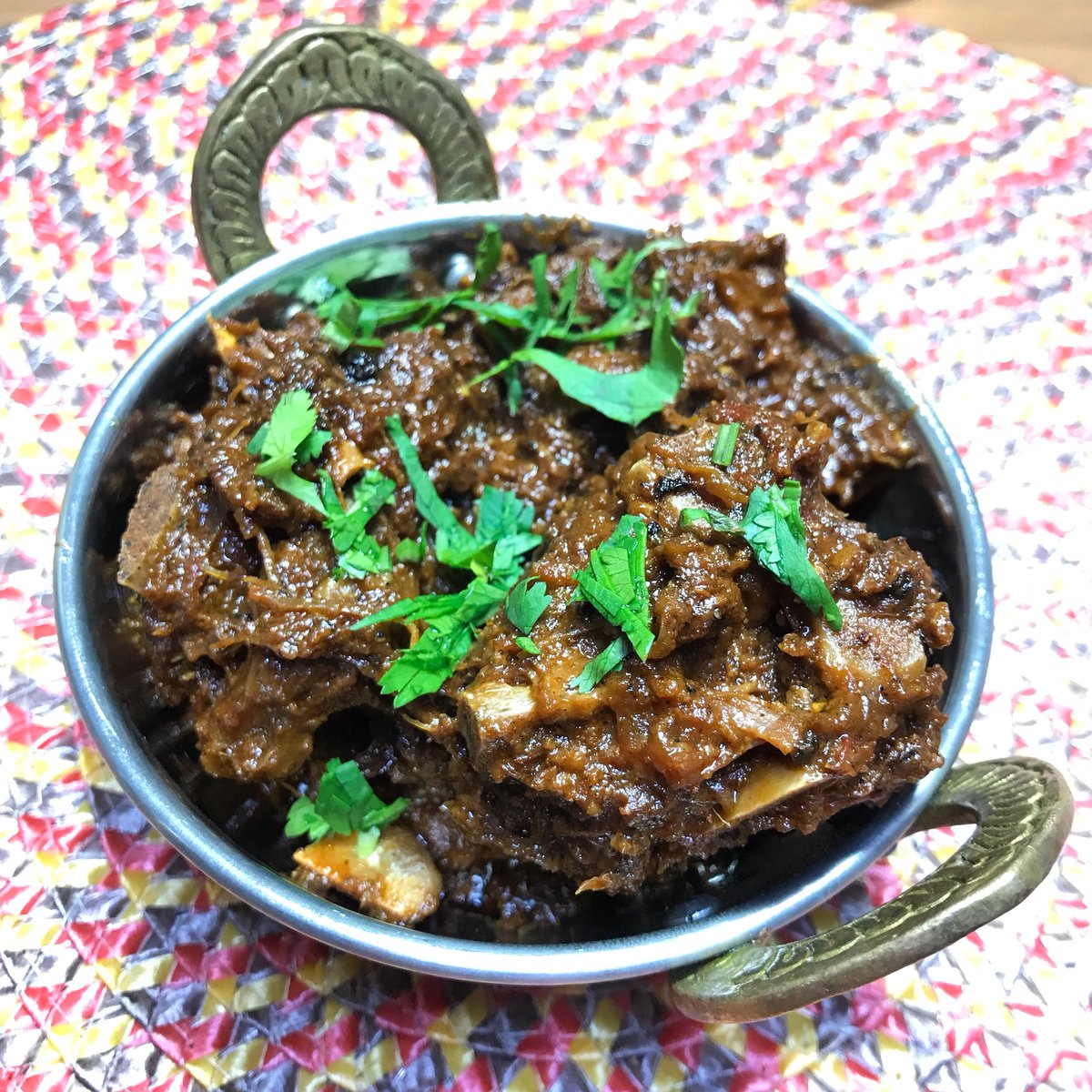 ロザンナ ブナ ゴーシュト Bhuna Gosht 北インドのマトンの炒め煮込みのような料理 水を入れずにヨーグルトやトマトの水分で煮るので旨味が濃厚 時短の為に圧力鍋を使ったらマトンが崩れてコンビーフ状態に 加熱時間が長すぎたね T Co