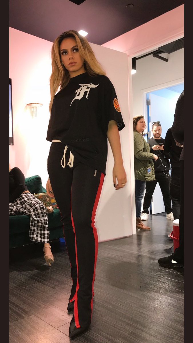 DinahsAngel97's tweet photo. @Drizzy_Tayy omg your wife is so pretty 😍😍 https://t.co/PoxoMa7FsA