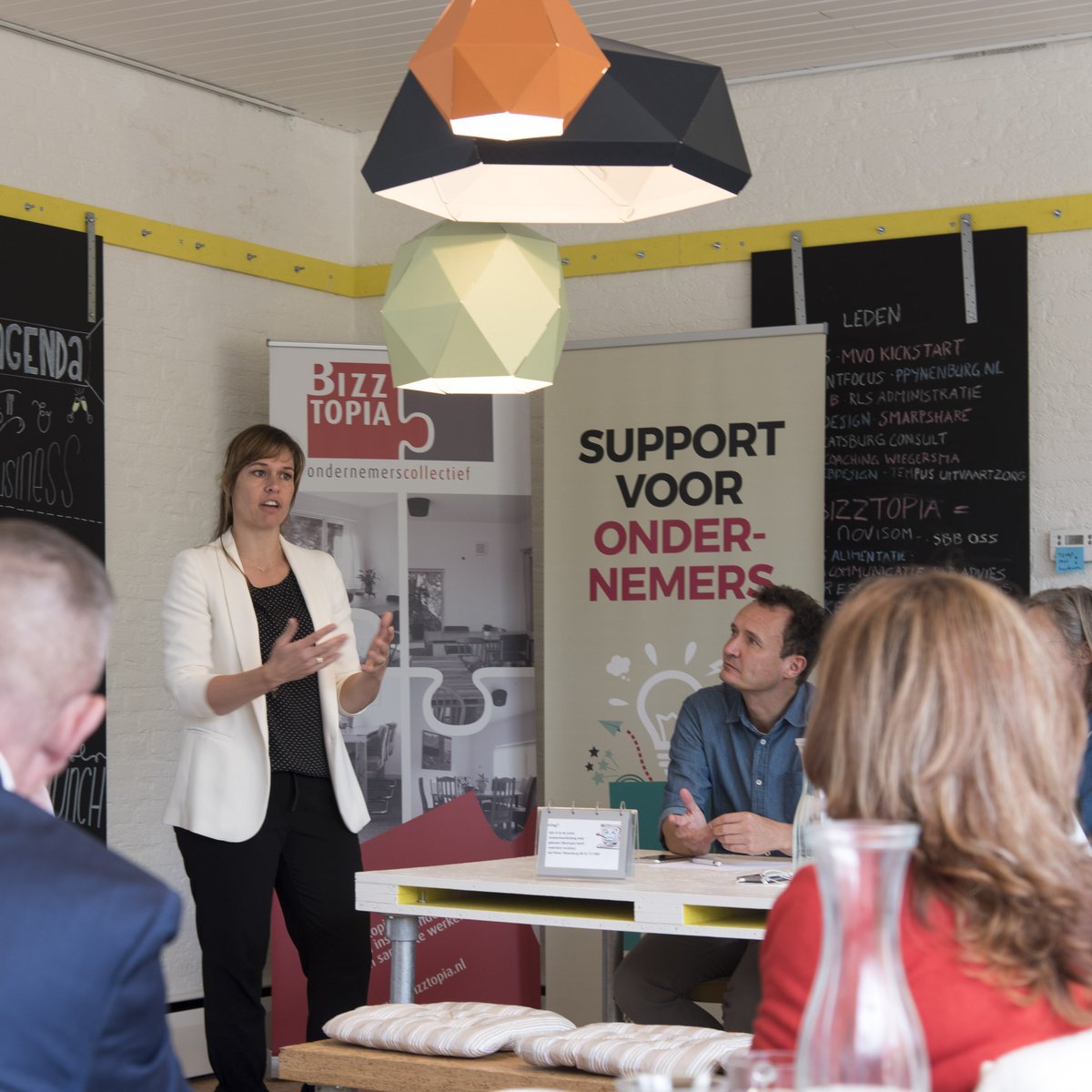 Starters_Succes's tweet photo. Social mediaspecialist Annemieke Wehberg gaf tijdens Bites &amp; Business tips om meer uit LinkedIn te halen. Lees meer https://t.co/cLbAghVLA2 https://t.co/9xwlj3alq6