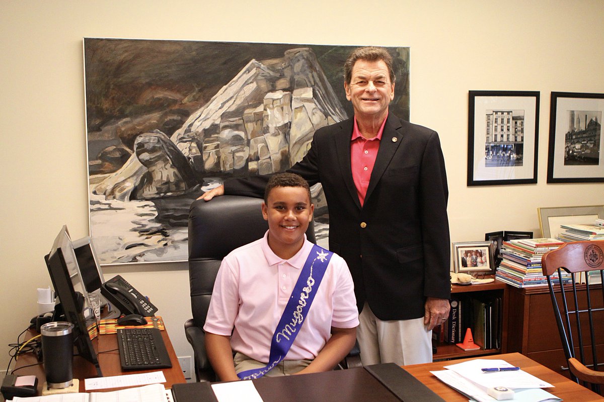 GSSstingrays's tweet photo. Our Head for the Day helped run chapel, had the chance to sit in the headmaster's office and will later today go to lunch with some of his friends at Chipotle. #gulfstreamschool #headforaday https://t.co/fMmH5SysNS