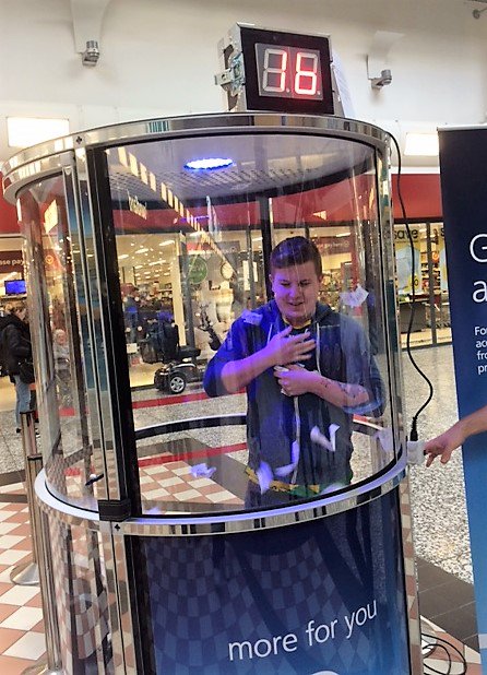AnnSavvaGroup's tweet photo. O2 Prize Grabber Angel @CrossgatesSC  this weekend #fun #o2 #prizes #games #shopping #o2stores #winners https://t.co/TCs3jqInRI