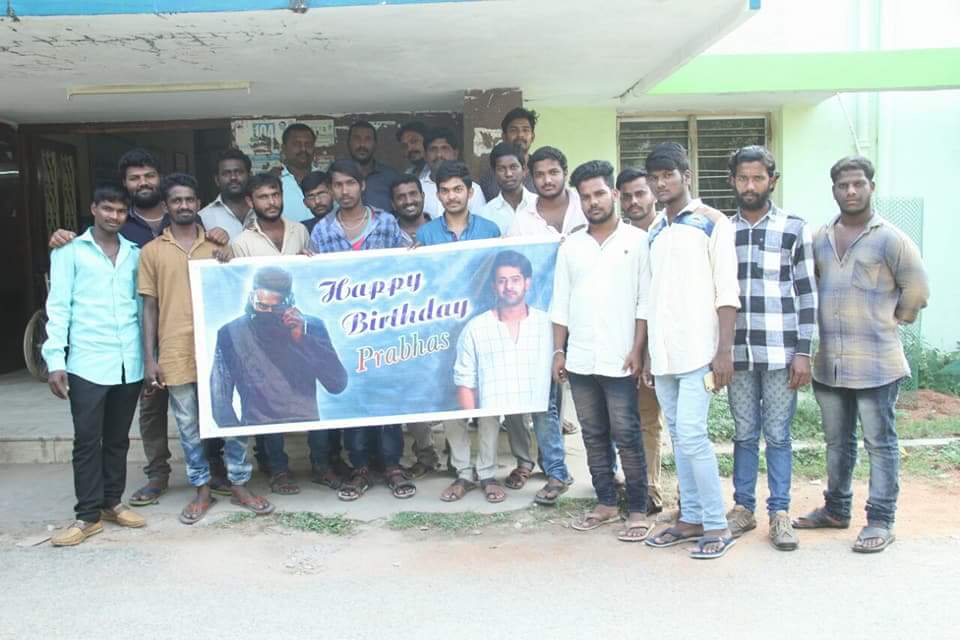 TeluguTonic's tweet photo. @Mona99803 @kishore_Nandaa Siddipet Prabhas fans cake cutting and fruits distribution in hospital 
#HBDDarlingPrabhas https://t.co/rnrPK5JabL