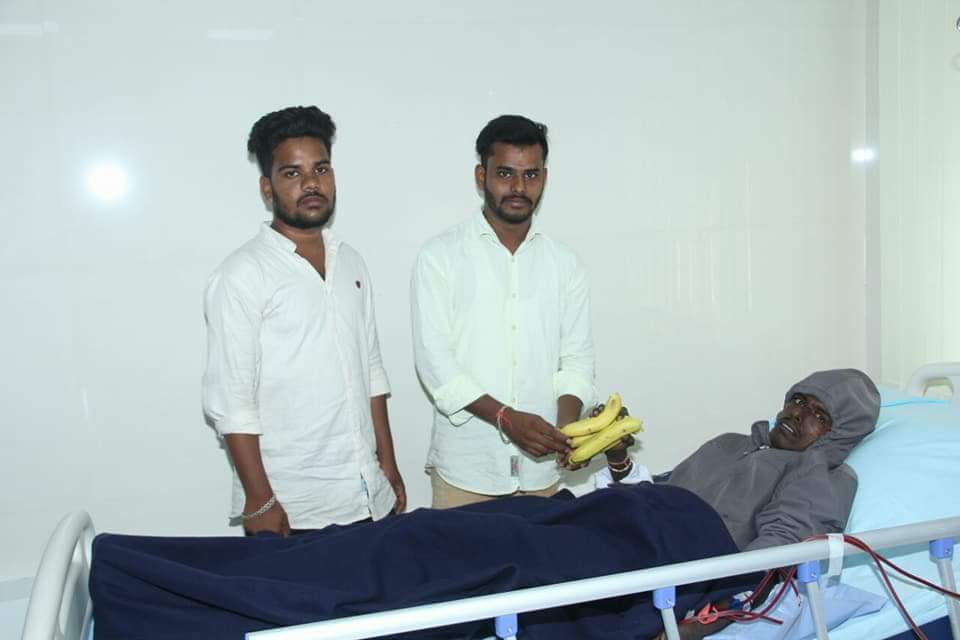 TeluguTonic's tweet photo. @Mona99803 @kishore_Nandaa Siddipet Prabhas fans cake cutting and fruits distribution in hospital 
#HBDDarlingPrabhas https://t.co/rnrPK5JabL