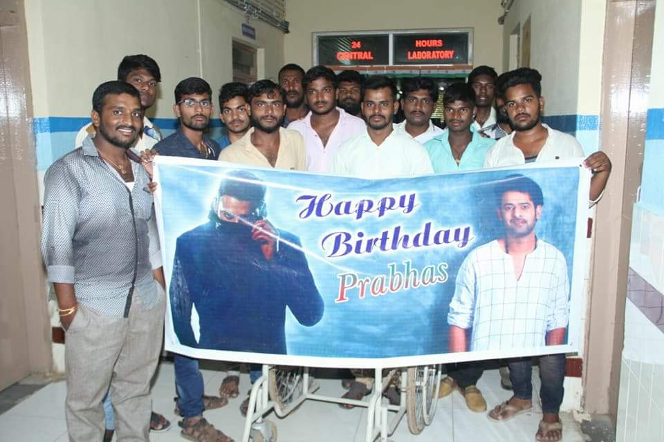 TeluguTonic's tweet photo. @Mona99803 @kishore_Nandaa Siddipet Prabhas fans cake cutting and fruits distribution in hospital 
#HBDDarlingPrabhas https://t.co/rnrPK5JabL