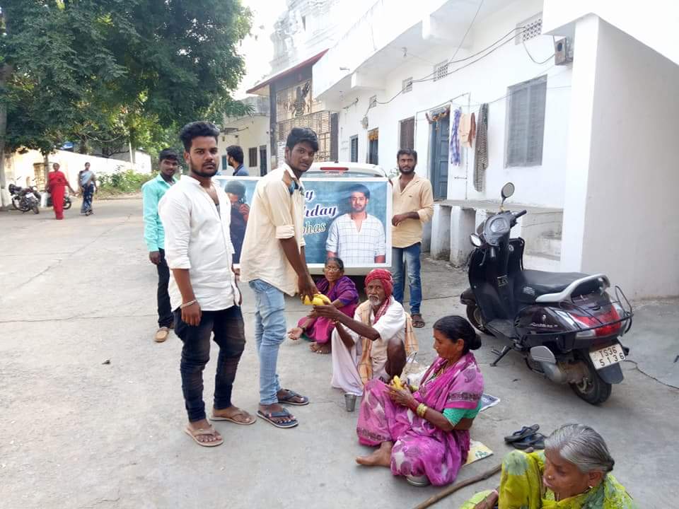 TeluguTonic's tweet photo. @Mona99803 @kishore_Nandaa Siddipet Prabhas fans cake cutting and fruits distribution in hospital 
#HBDDarlingPrabhas https://t.co/rnrPK5JabL